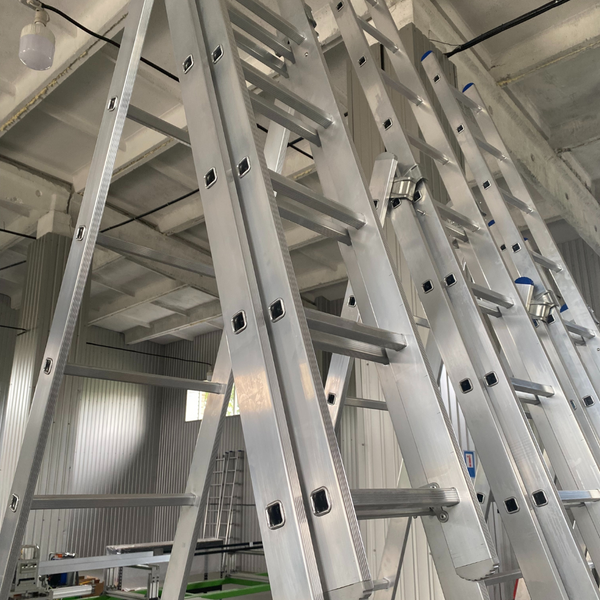 Лестница алюминиевая трехсекционная 3х11 (6.16 м) СПР0408 фото